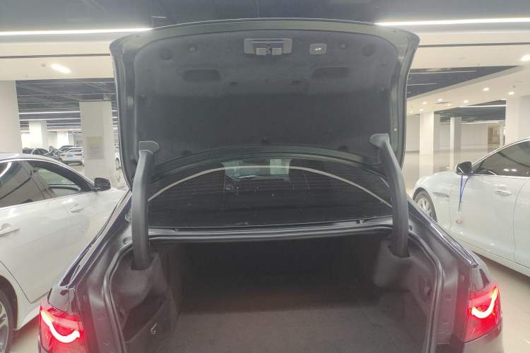 Used Jaguar XFL 2024 2.0T P250 Two-Wheel Drive Prestige Luxury Edition Trunk