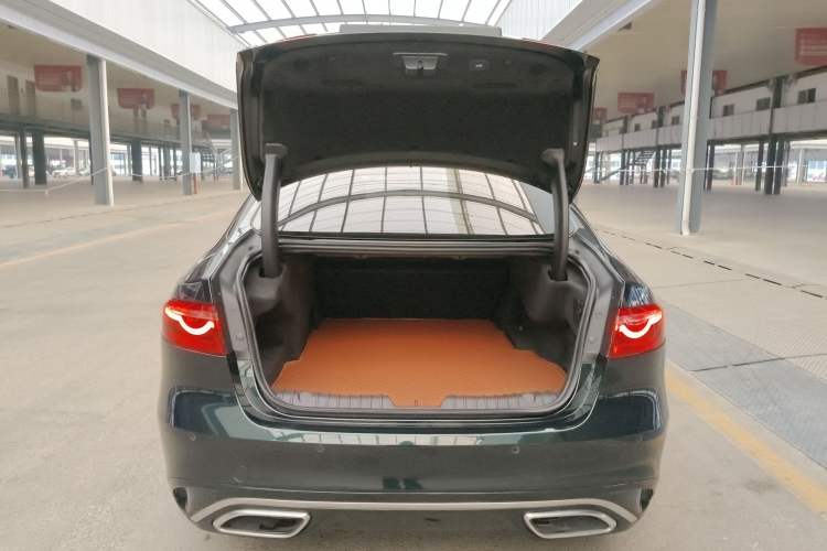 Used Jaguar XFL 2024 2.0T P250 Two-Wheel Drive Prestige Luxury Edition Trunk