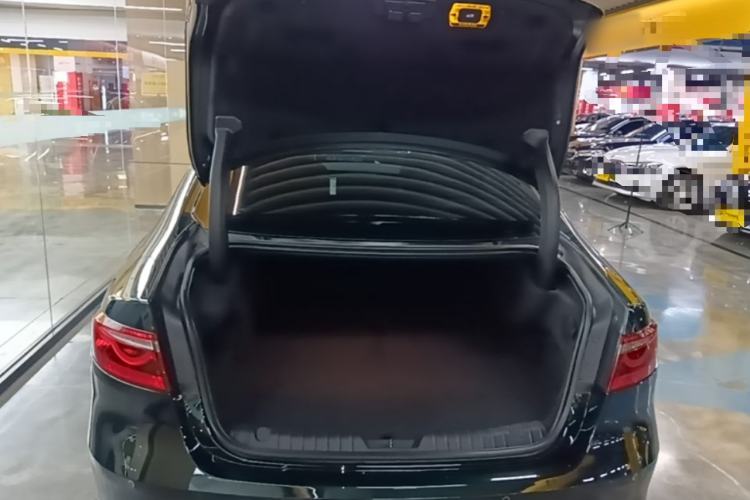 Used Jaguar XFL 2024 2.0T P250 Two-Wheel Drive Prestige Luxury Edition Trunk