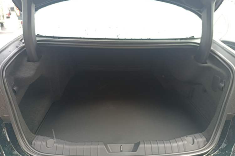 Used Jaguar XFL 2024 2.0T P250 Two-Wheel Drive Prestige Luxury Edition Trunk