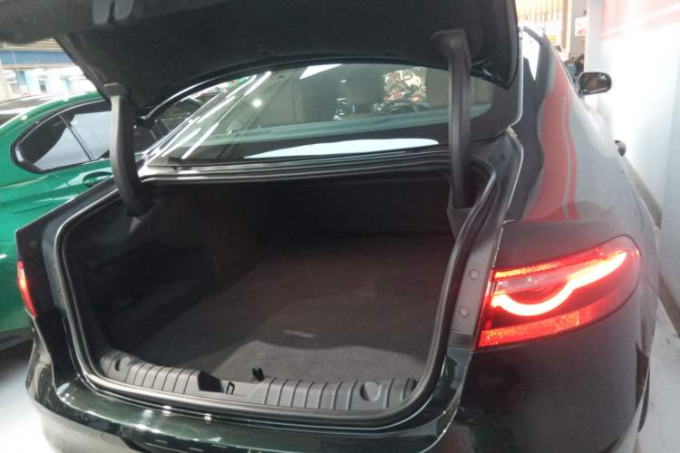 Used Jaguar XFL 2024 2.0T P250 Two-Wheel Drive Prestige Luxury Edition Trunk