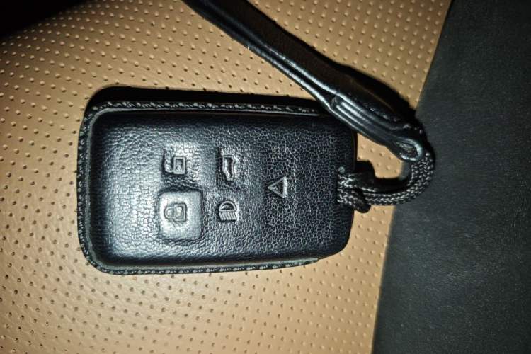 Used Jaguar XFL 2024 2.0T P250 Two-Wheel Drive Prestige Luxury Edition Vehicle Key