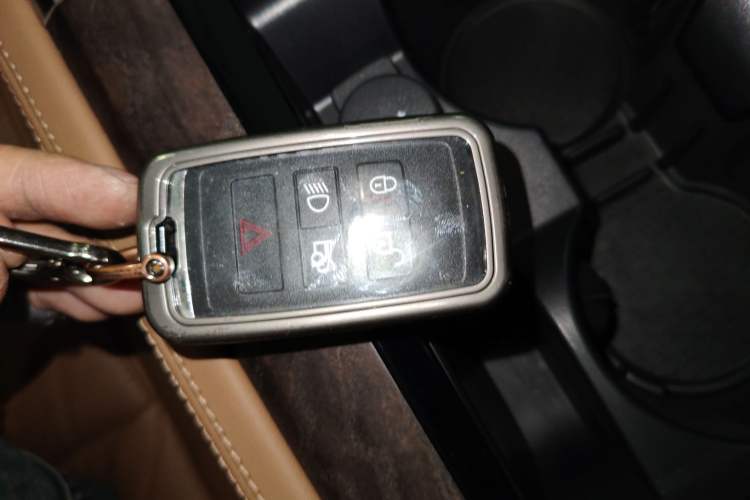Used Jaguar XFL 2024 2.0T P250 Two-Wheel Drive Prestige Luxury Edition Vehicle Key