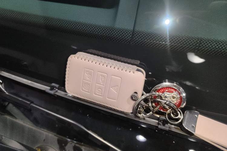 Used Jaguar XFL 2024 2.0T P250 Two-Wheel Drive Prestige Luxury Edition Vehicle Key