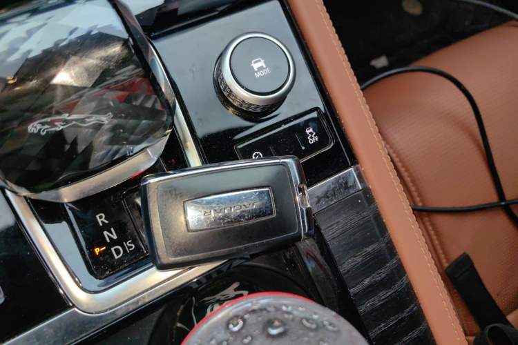 Used Jaguar XFL 2024 2.0T P300 Four-Wheel Drive Flagship Sport Gold Edition Vehicle Key