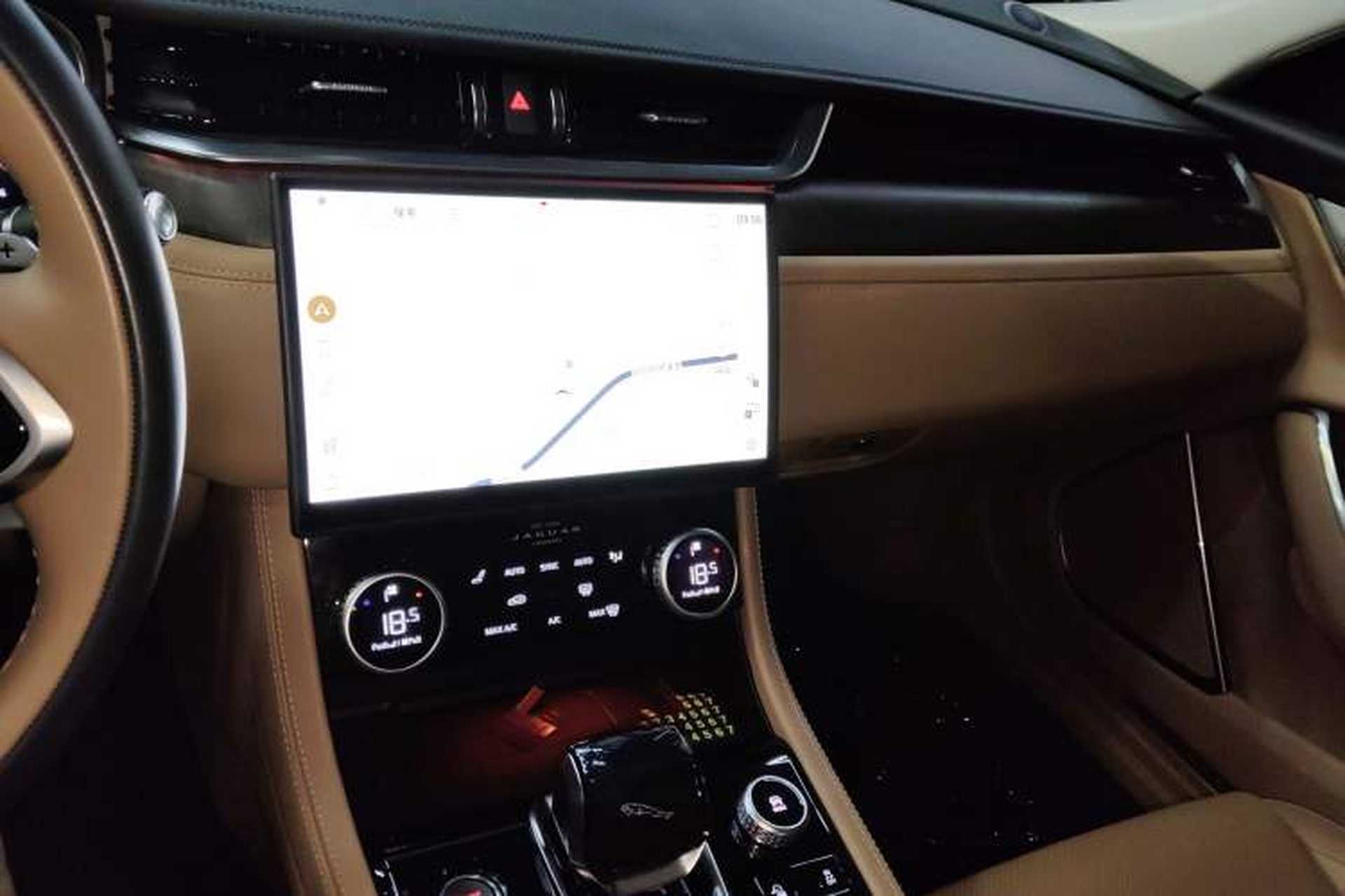 Used Jaguar XFL 2024 2.0T P250 Two-Wheel Drive Prestige Luxury Edition Audio And AC Panel