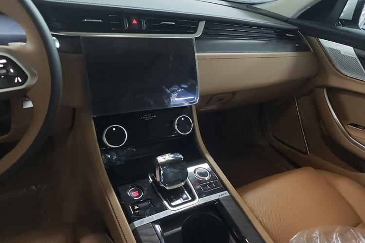 Used Jaguar XFL 2024 2.0T P250 Two-Wheel Drive Prestige Luxury Edition Audio And AC Panel