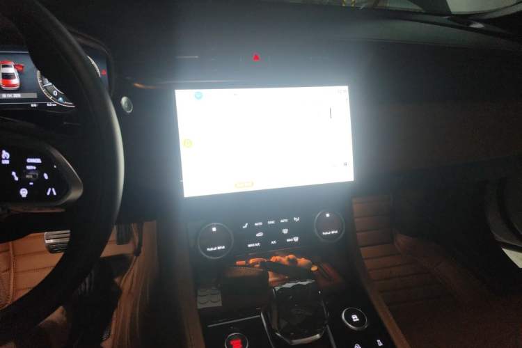 Used Jaguar XFL 2024 2.0T P300 Four-Wheel Drive Flagship Sport Gold Edition Audio And AC Panel
