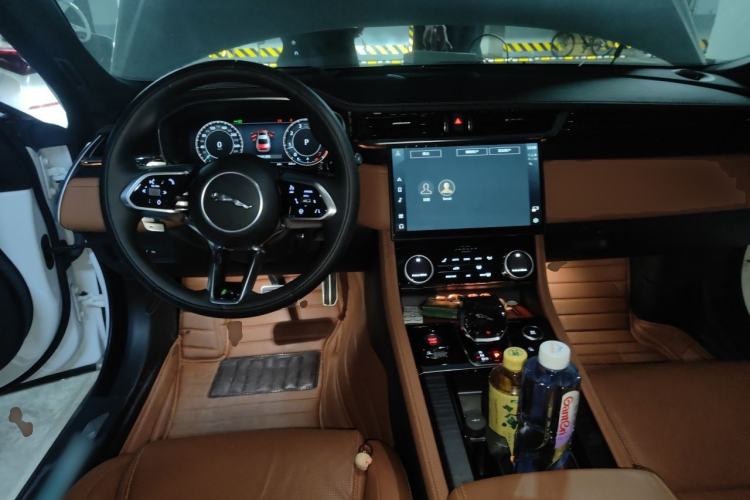 Used Jaguar XFL 2024 2.0T P300 Four-Wheel Drive Flagship Sport Gold Edition Center Console