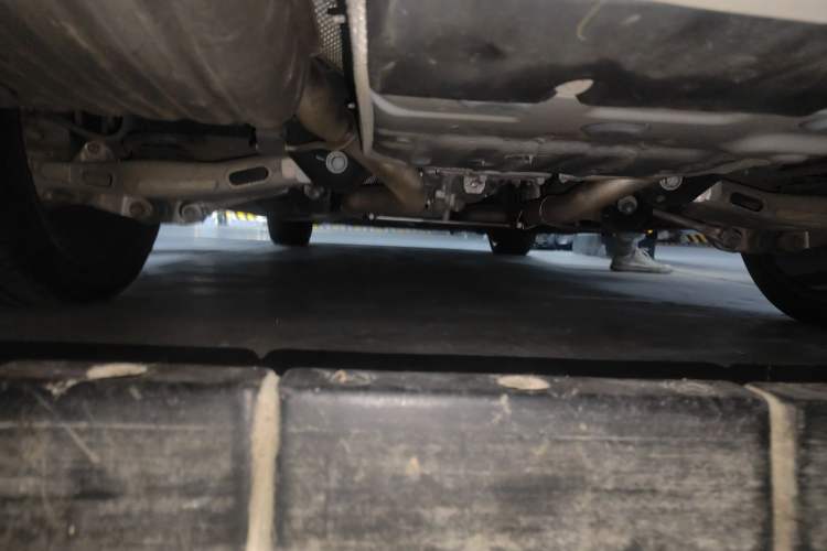 Used Jaguar XFL 2024 2.0T P300 Four-Wheel Drive Flagship Sport Gold Edition Chassis Rear