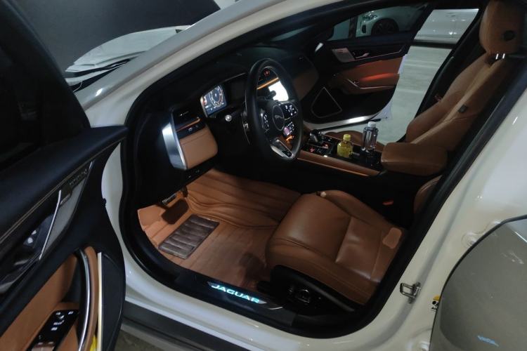 Used Jaguar XFL 2024 2.0T P300 Four-Wheel Drive Flagship Sport Gold Edition Driver Seat