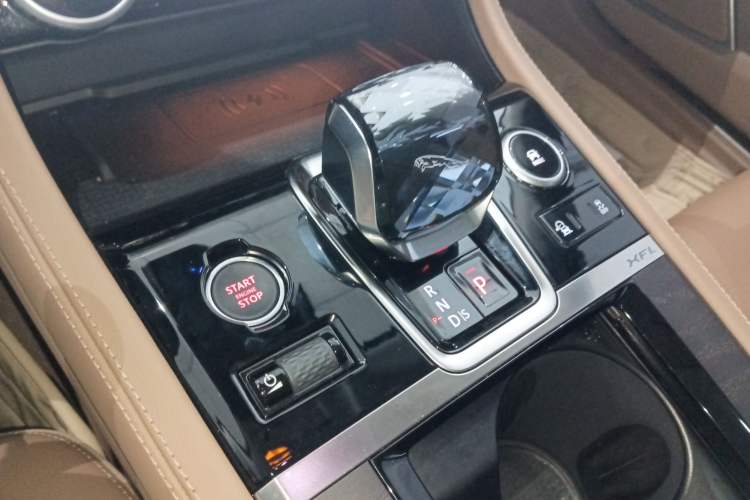 Used Jaguar XFL 2024 2.0T P250 Two-Wheel Drive Prestige Luxury Edition Gear Lever
