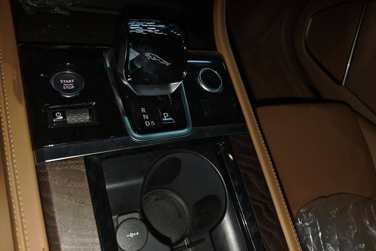 Used Jaguar XFL 2024 2.0T P250 Two-Wheel Drive Prestige Luxury Edition Gear Lever