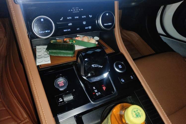 Used Jaguar XFL 2024 2.0T P300 Four-Wheel Drive Flagship Sport Gold Edition Gear Lever