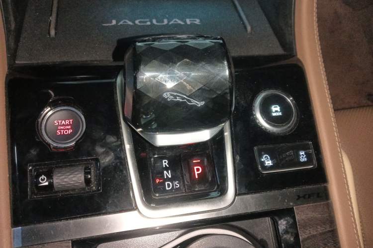 Used Jaguar XFL 2024 2.0T P250 Two-Wheel Drive Prestige Luxury Edition Gear Lever