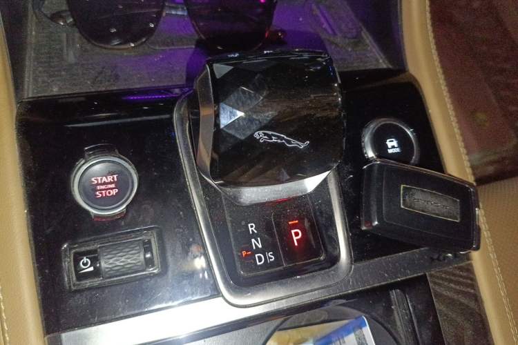 Used Jaguar XFL 2024 2.0T P250 Two-Wheel Drive Prestige Luxury Edition Gear Lever