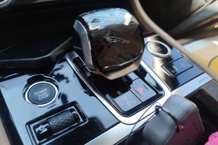 Used Jaguar XFL 2024 2.0T P250 Two-Wheel Drive Prestige Luxury Edition Gear Lever