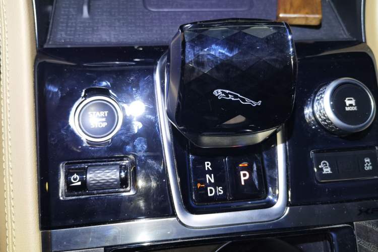 Used Jaguar XFL 2024 2.0T P250 Two-Wheel Drive Prestige Luxury Edition Gear Lever