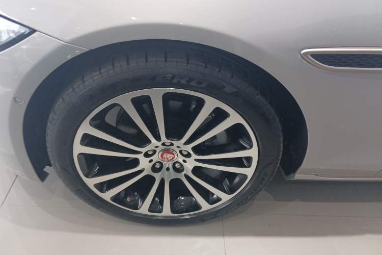 Used Jaguar XFL 2024 2.0T P250 Two-Wheel Drive Prestige Luxury Edition Left Front Wheel Hub
