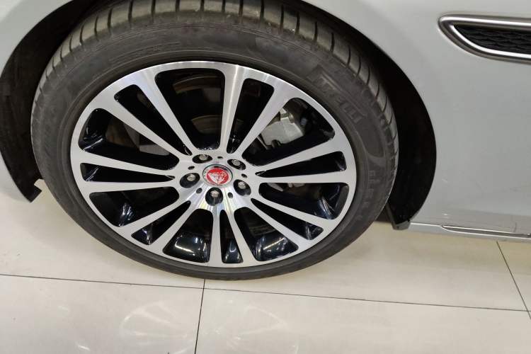Used Jaguar XFL 2024 2.0T P250 Two-Wheel Drive Prestige Luxury Edition Left Front Wheel Hub