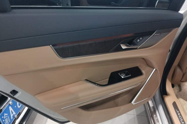 Used Jaguar XFL 2024 2.0T P250 Two-Wheel Drive Prestige Luxury Edition Left Rear Door Interior