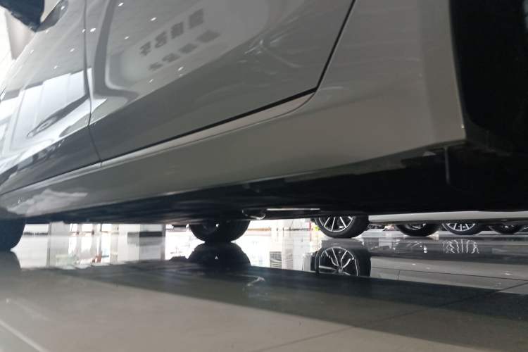 Used Jaguar XFL 2024 2.0T P250 Two-Wheel Drive Prestige Luxury Edition Left Side Sill