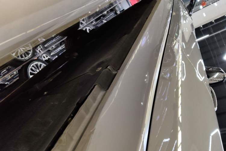 Used Jaguar XFL 2024 2.0T P250 Two-Wheel Drive Prestige Luxury Edition Left Side Sill