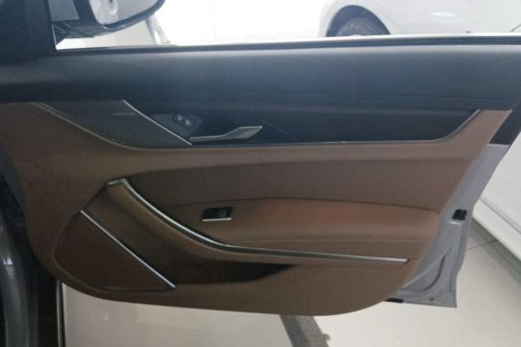 Used Jaguar XFL 2024 2.0T P250 Two-Wheel Drive Prestige Luxury Edition Right Front Door Interior