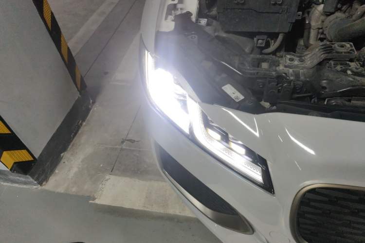 Used Jaguar XFL 2024 2.0T P300 Four-Wheel Drive Flagship Sport Gold Edition Right Front Headlight