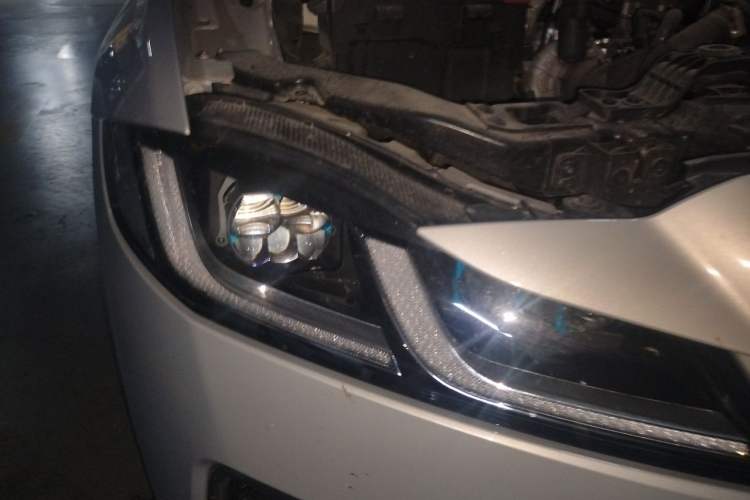Used Jaguar XFL 2024 2.0T P250 Two-Wheel Drive Prestige Luxury Edition Right Front Headlight