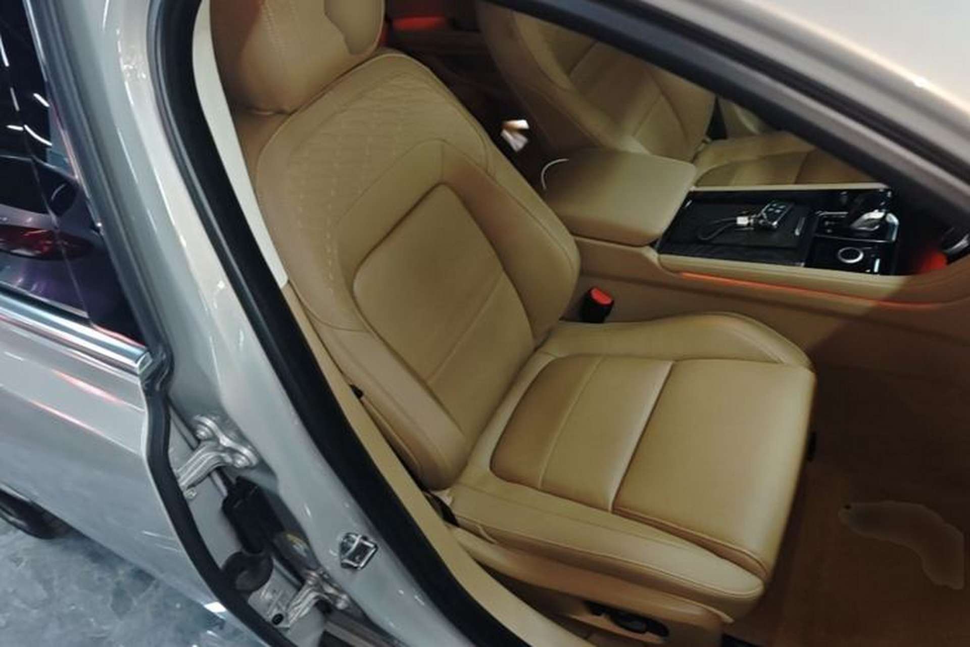 Used Jaguar XFL 2024 2.0T P250 Two-Wheel Drive Prestige Luxury Edition Right Front Seat
