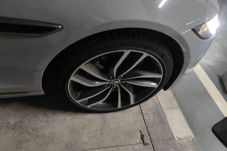 Used Jaguar XFL 2024 2.0T P300 Four-Wheel Drive Flagship Sport Gold Edition Right Front Wheel Hub