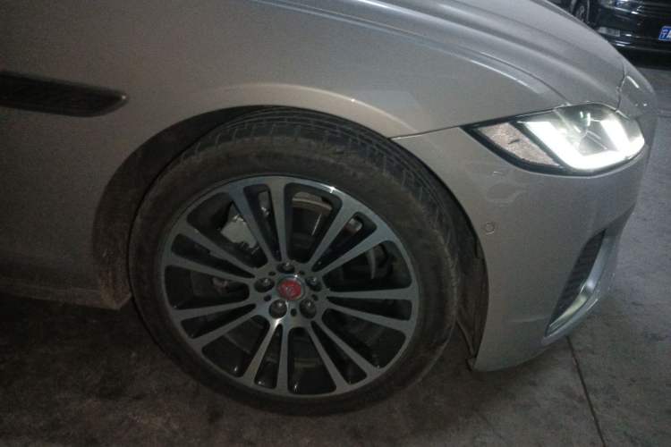Used Jaguar XFL 2024 2.0T P250 Two-Wheel Drive Prestige Luxury Edition Right Front Wheel Hub