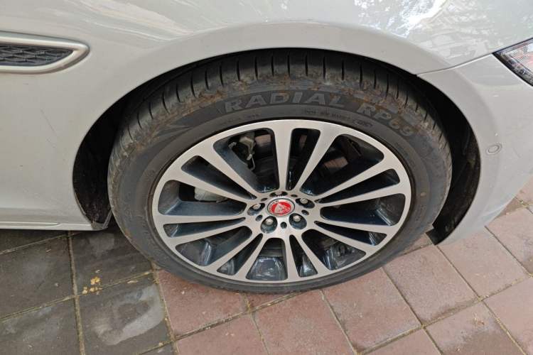 Used Jaguar XFL 2024 2.0T P250 Two-Wheel Drive Prestige Luxury Edition Right Front Wheel Hub