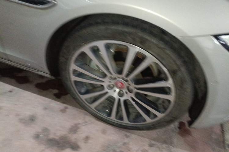 Used Jaguar XFL 2024 2.0T P250 Two-Wheel Drive Prestige Luxury Edition Right Front Wheel Hub