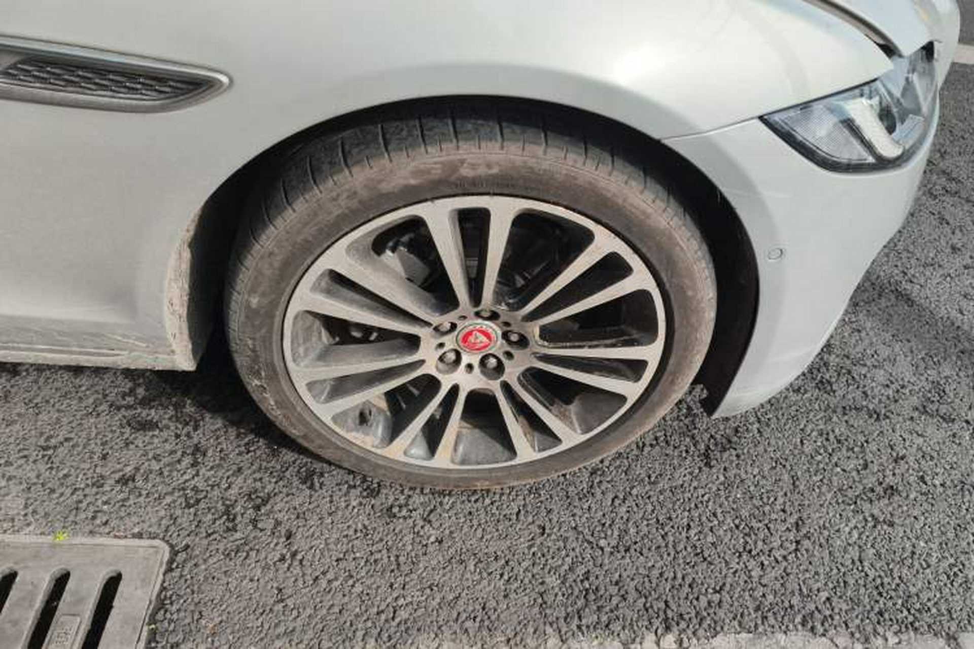Used Jaguar XFL 2024 2.0T P250 Two-Wheel Drive Prestige Luxury Edition Right Front Wheel Hub