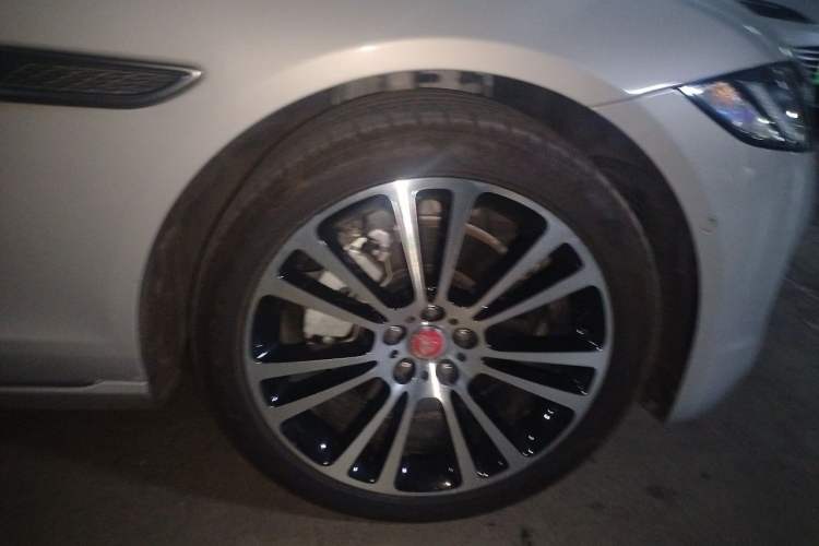 Used Jaguar XFL 2024 2.0T P250 Two-Wheel Drive Prestige Luxury Edition Right Front Wheel Hub