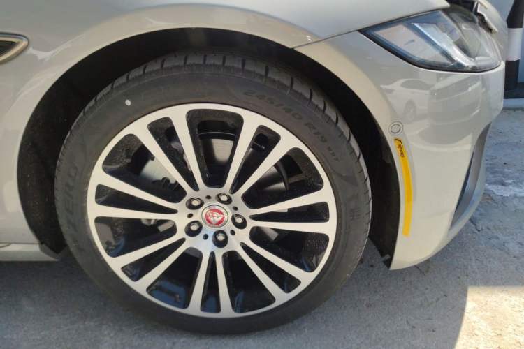 Used Jaguar XFL 2024 2.0T P250 Two-Wheel Drive Prestige Luxury Edition Right Front Wheel Hub