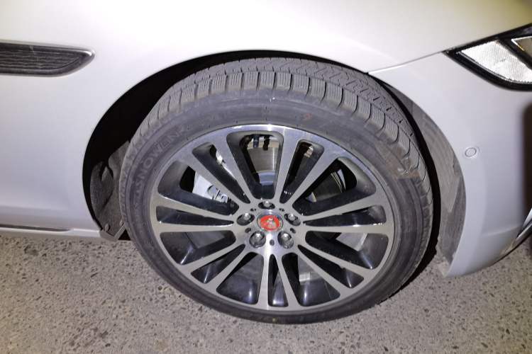 Used Jaguar XFL 2024 2.0T P250 Two-Wheel Drive Prestige Luxury Edition Right Front Wheel Hub