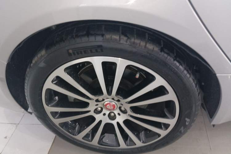 Used Jaguar XFL 2024 2.0T P250 Two-Wheel Drive Prestige Luxury Edition Right Rear Wheel Hub