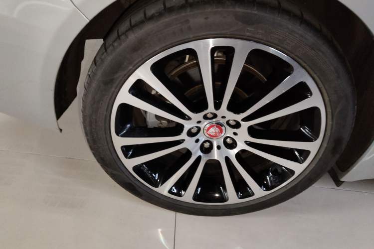 Used Jaguar XFL 2024 2.0T P250 Two-Wheel Drive Prestige Luxury Edition Right Rear Wheel Hub