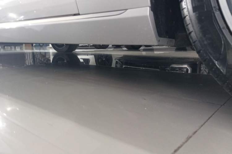 Used Jaguar XFL 2024 2.0T P250 Two-Wheel Drive Prestige Luxury Edition Right Side Sill