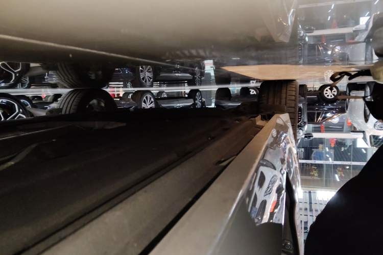 Used Jaguar XFL 2024 2.0T P250 Two-Wheel Drive Prestige Luxury Edition Right Side Sill