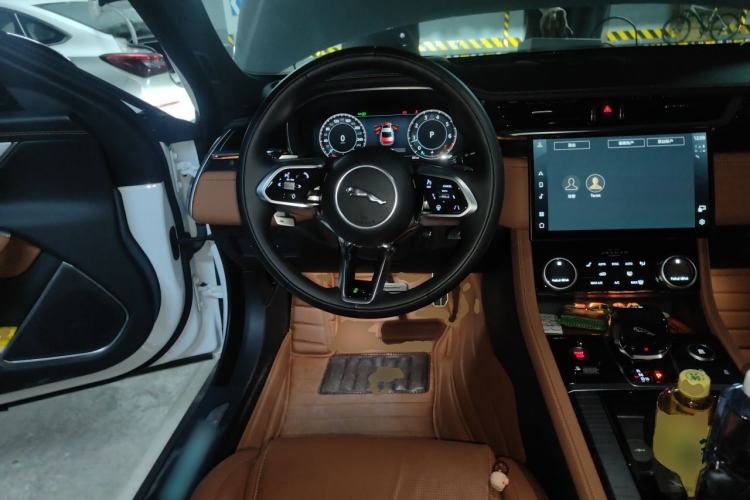Used Jaguar XFL 2024 2.0T P300 Four-Wheel Drive Flagship Sport Gold Edition Steering Wheel
