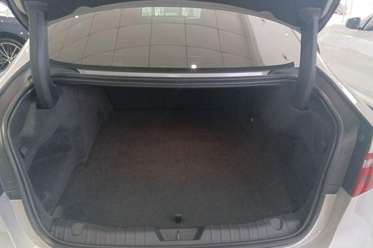 Used Jaguar XFL 2024 2.0T P250 Two-Wheel Drive Prestige Luxury Edition Trunk