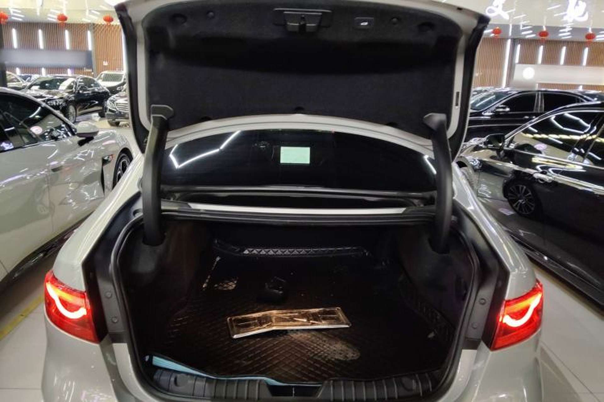 Used Jaguar XFL 2024 2.0T P250 Two-Wheel Drive Prestige Luxury Edition Trunk