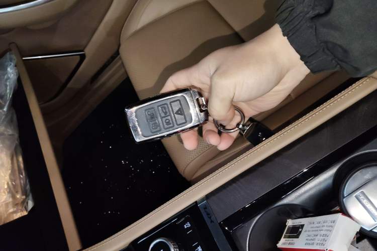 Used Jaguar XFL 2024 2.0T P250 Two-Wheel Drive Prestige Luxury Edition Vehicle Key