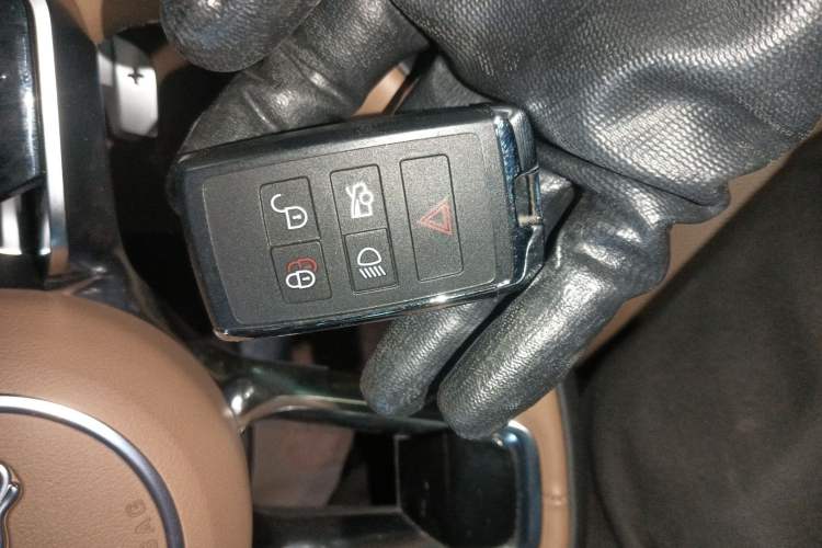 Used Jaguar XFL 2024 2.0T P250 Two-Wheel Drive Prestige Luxury Edition Vehicle Key