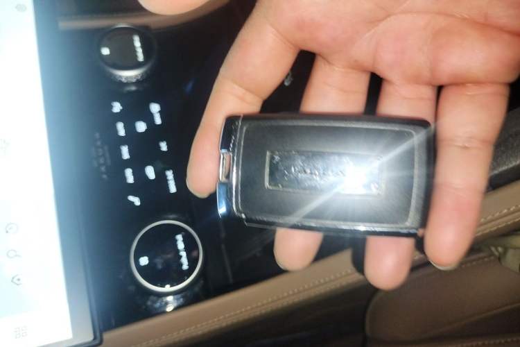 Used Jaguar XFL 2024 2.0T P250 Two-Wheel Drive Prestige Luxury Edition Vehicle Key
