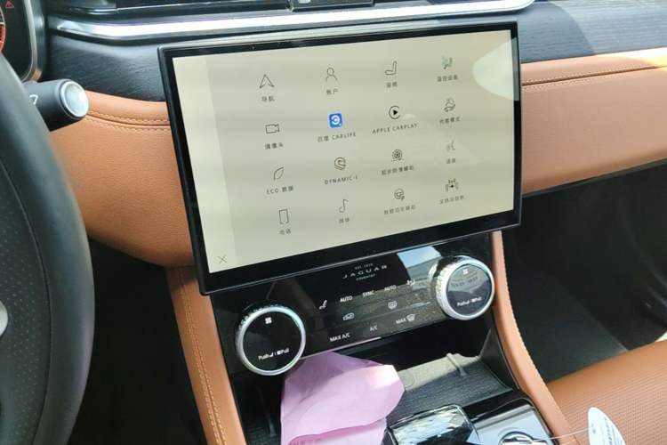 Used Jaguar XFL 2024 2.0T P300 Four-Wheel Drive Flagship Sport Gold Edition Audio And AC Panel